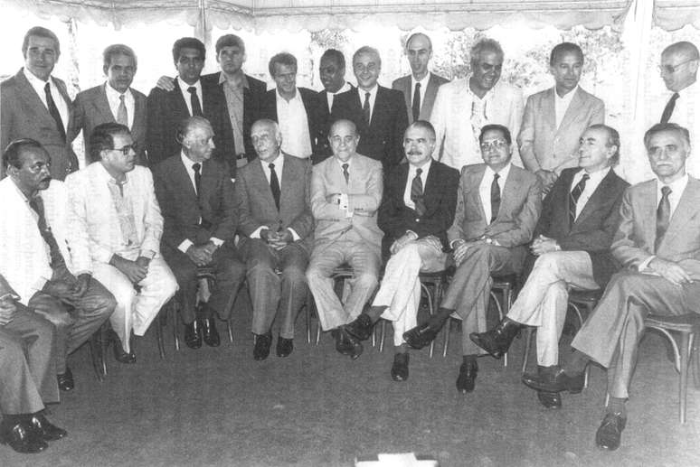 <p>Foto que reuniu governadores eleitos pelo voto direto em 1982, ainda sob regime ditatorial, e personalidades políticas que lideraram o movimento das Diretas Já</p>