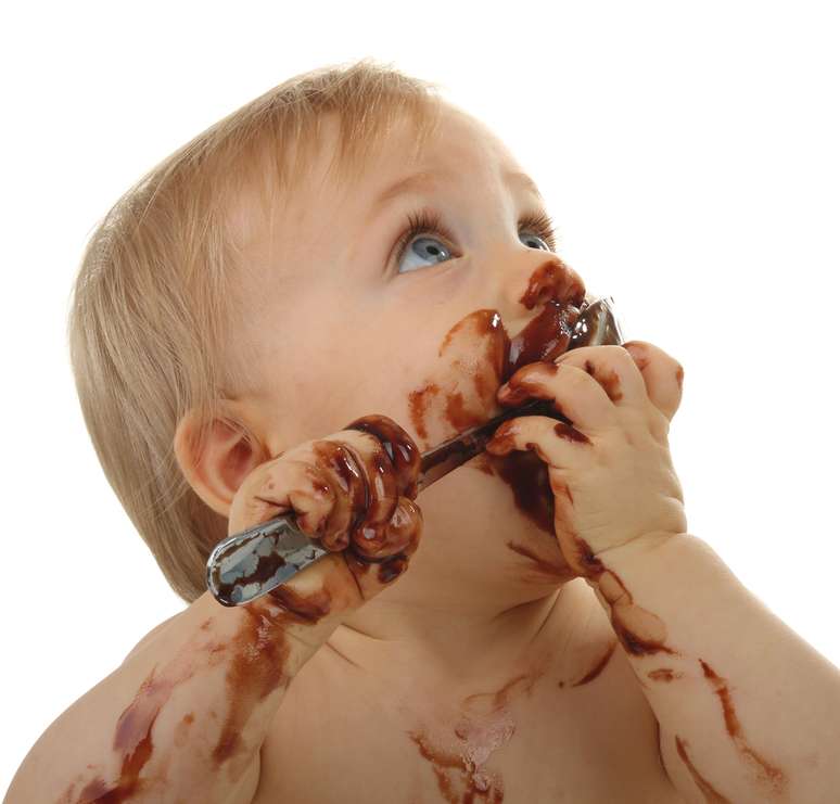 Não é recomendado que os pais ofereçam chocolate aos filhos antes dos três anos
