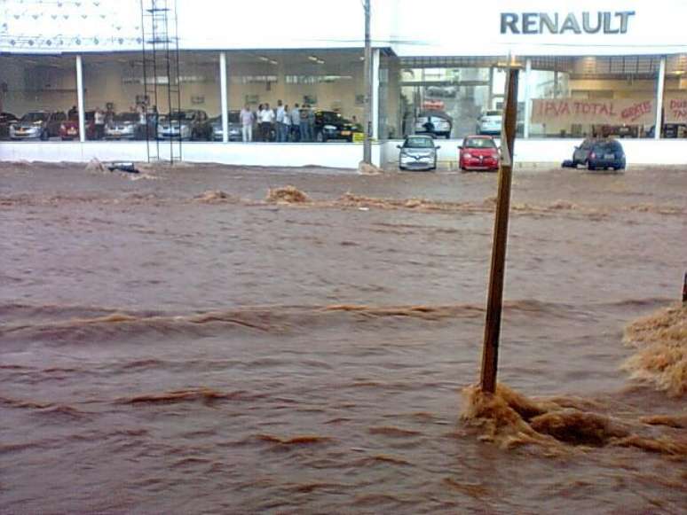 Chuva causou alagamentos e estragos na cidade de Bauru nesta sexta-feira