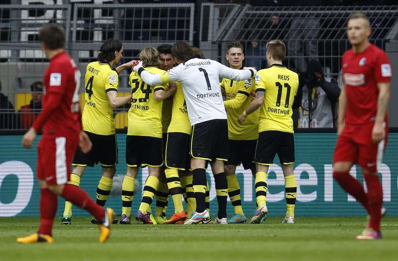 Borussia comemora goleada diante da torcida no Alemão