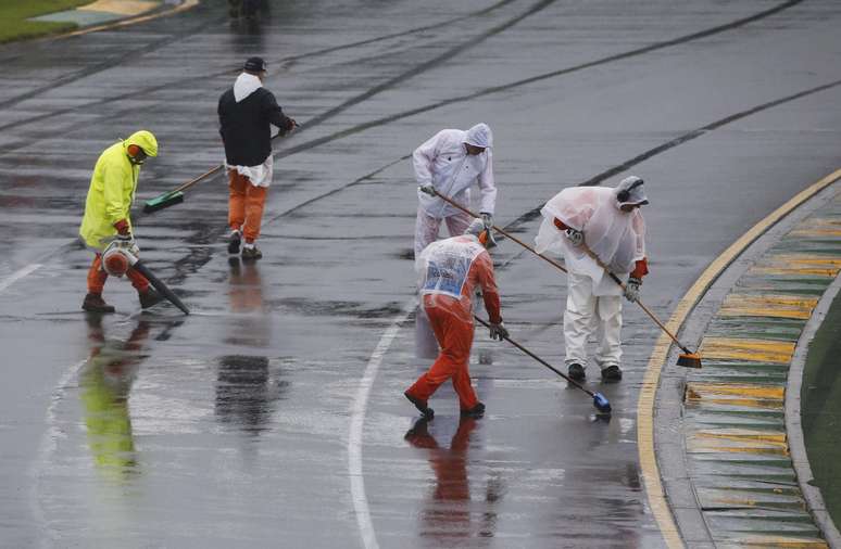 <p>Funcionários tentaram tirar o excesso de água da pista, mas chuvas não deram trégua em Melbourne</p>