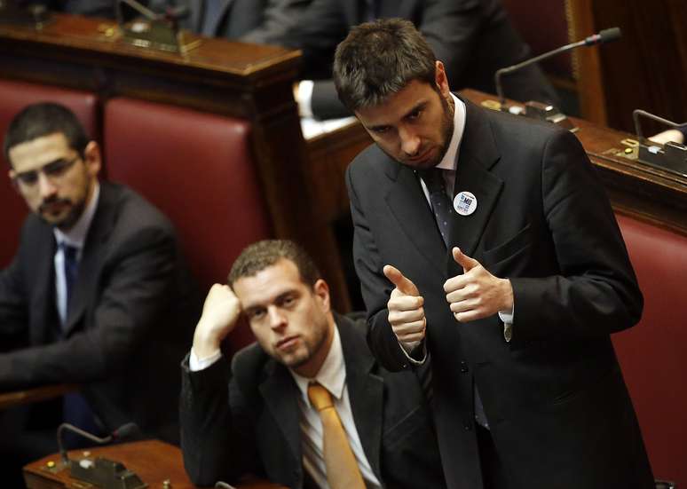 Membros do Movimento 5 Estrelas acompanham a votação no Parlamento italiano
