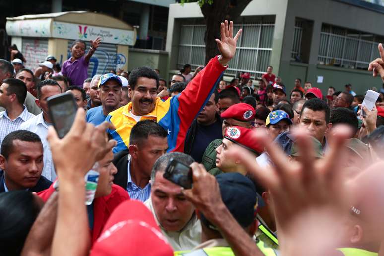 Maduro percorreu ruas da capital Caracas e recebeu o apoio de chavistas