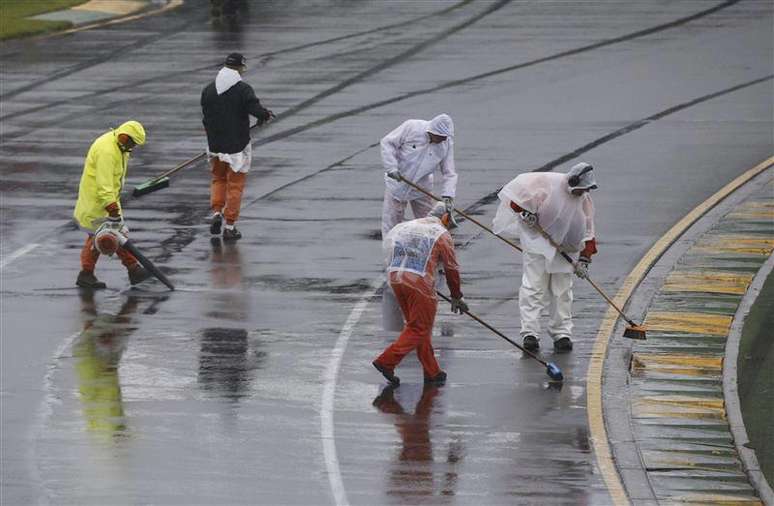 Equipe de apoio da F1 retira excesso de água da pista antes de treino classificatório do Grande Prêmio da Austrália, no circuito de Albert Park, em Melbourne. 16/03/2013