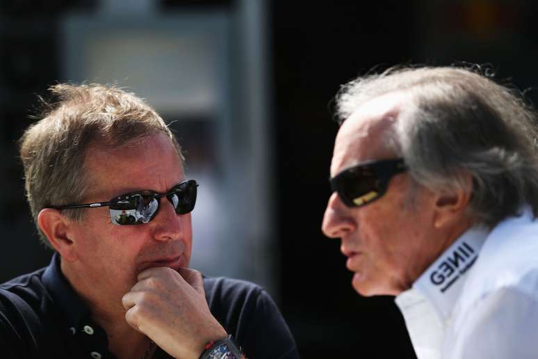 <p>Jackie Stewart (à dir.) conversa com ex-piloto britânico Martin Brundle durante treino classificatório para o GP da Austrália de 2013</p>