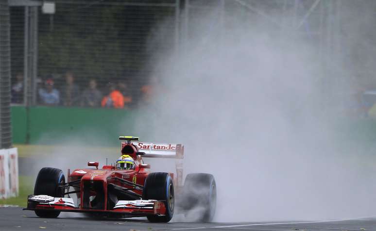 <p>Felipe Massa rodou na chuva e bateu o bico da Ferrari, mas voltou à pista e avançou ao Q2</p>