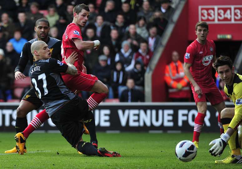 Morgan Schneiderlin chuta para fazer um dos gols da vitória do Southampton sobre o Liverpool
