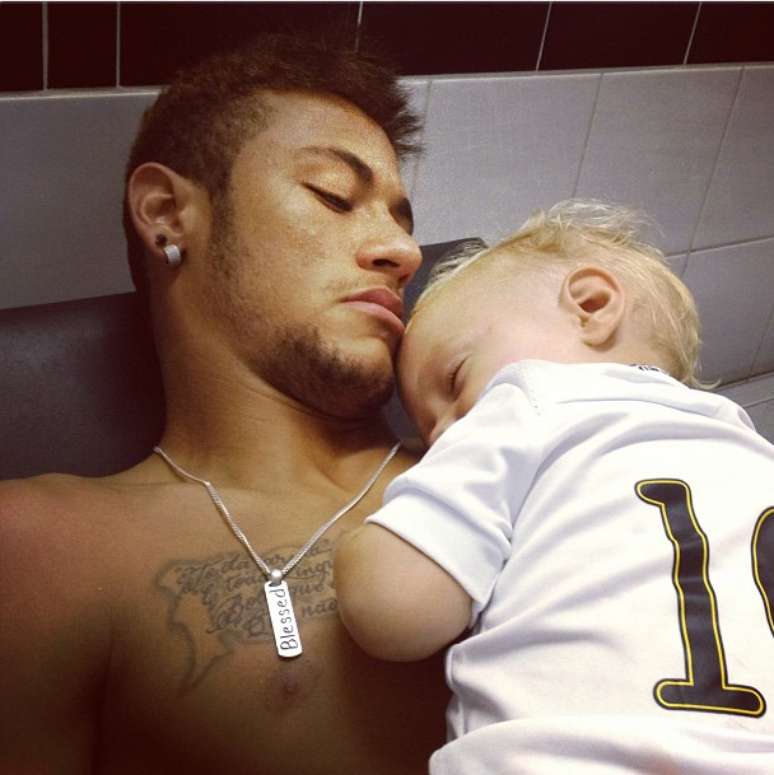 Neymar e David Lucca descansam juntos antes de jogo na Vila