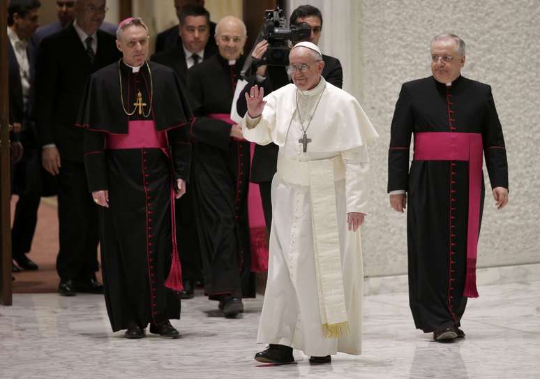 O papa Francisco chega a sala Paulo VI para a audi&ecirc;ncia com jornalistas