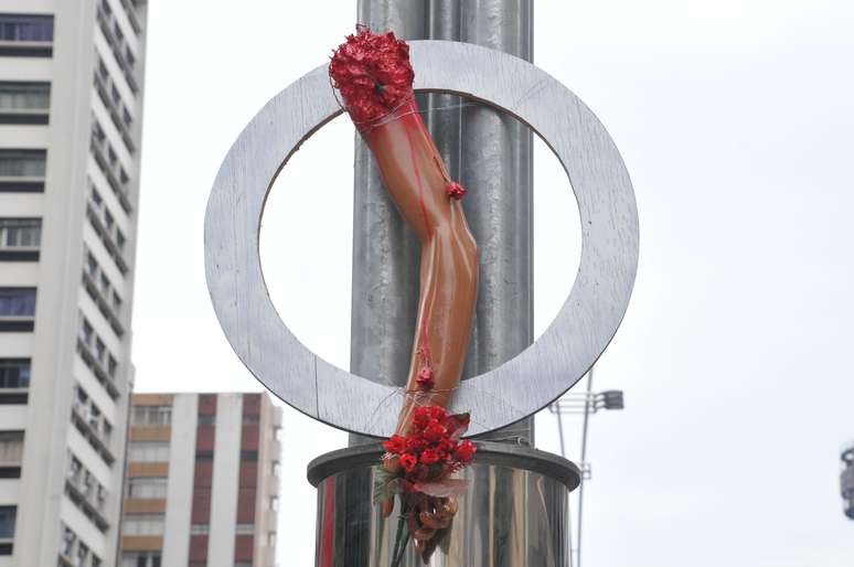 <p>Prótese de braço simboliza o membro perdido pelo ciclista David Souza dos Santos, atropelado dia 10 de março</p>
