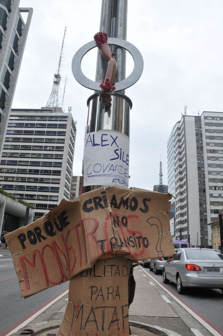 Flores e cartazes foram colados em poste na Avenida Paulista na manhã deste sábado