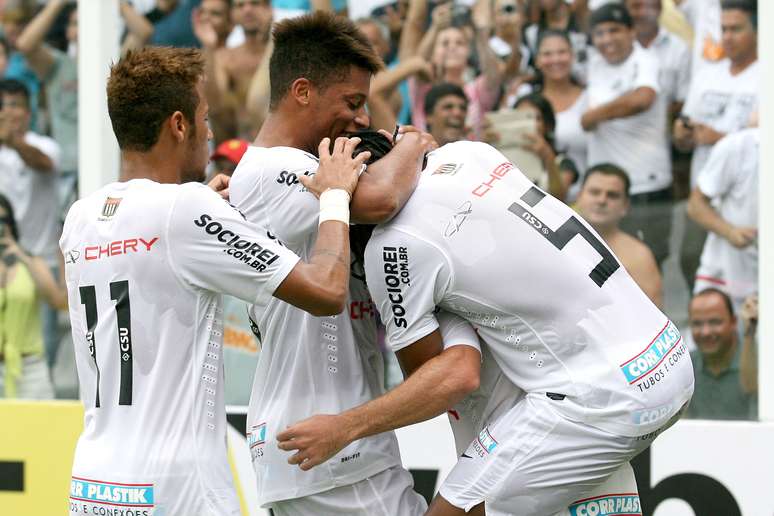 Neymar, André e Arouca comemoram com Montillo, autor do primeiro gol na Vila Belmiro, neste sábado, contra o Guarani