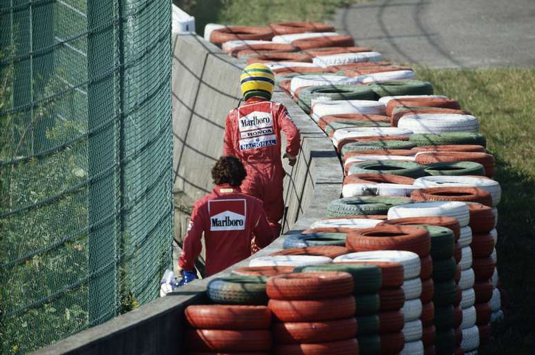 <p>Ayrton Senna, da McLaren, e Alain Prost, da Ferrari, deixam pista após polêmico acidente que tirou ambos do GP do Japão de 1990</p>