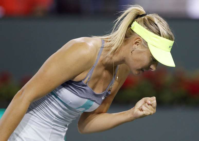 Sharapova festeja triunfo sobre compatriota em semi