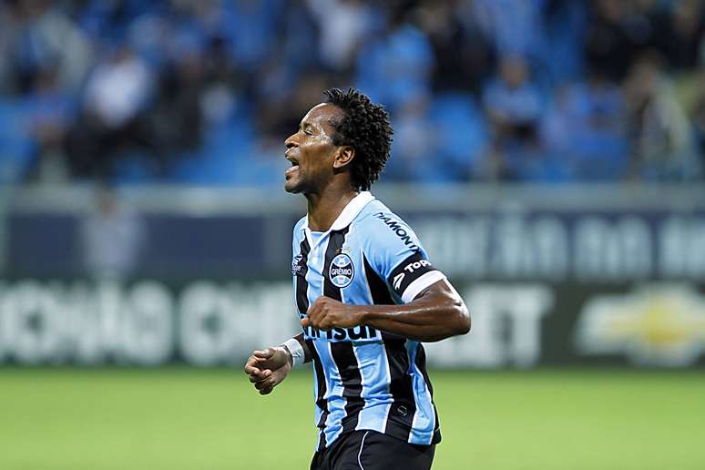 <p>Zé Roberto faz festa com o banco de reservas do Grêmio, que teve força máxima e venceu neste sábado</p>