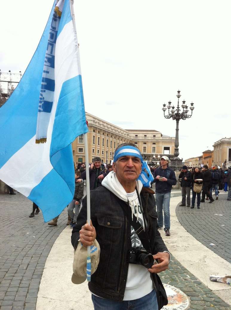 <p>Argentino&nbsp;Miguel Angelo Roaias exibiu neste domingo&nbsp;bandeira e faixa&nbsp;na Pra&ccedil;a de S&atilde;o Pedro em homenagem ao conterr&acirc;neo Papa Francisco</p>
