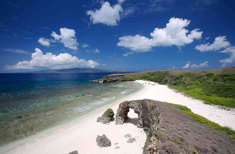 <p>Praia de Nakabuang, Filipinas - Situada na ilha de Sabtang, uma das ilhas que forma o arquipélago das Batanes, nas Filipinas, a praia de Nakabuang é conhecida como "praia branca", em referência bela cor de suas areias. Na ponta da praia, uma formação rochosa cria um arco que se transformou em símbolo de Nakabuang</p>