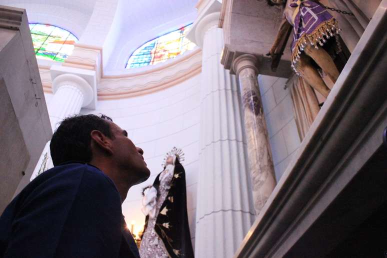 Durante sua 'cruzada' pelo país, Capriles visitou uma igreja neste domingo e prometeu reformas