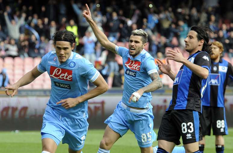 Cavani ajudou Napoli a vencer jogo dramático