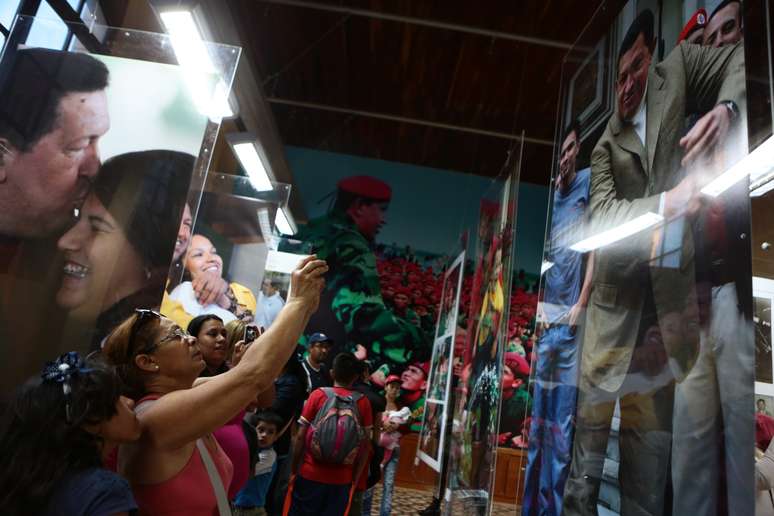 Venezuelanos tiram fotografias no local preparado para receber o corpo de Hugo Chávez