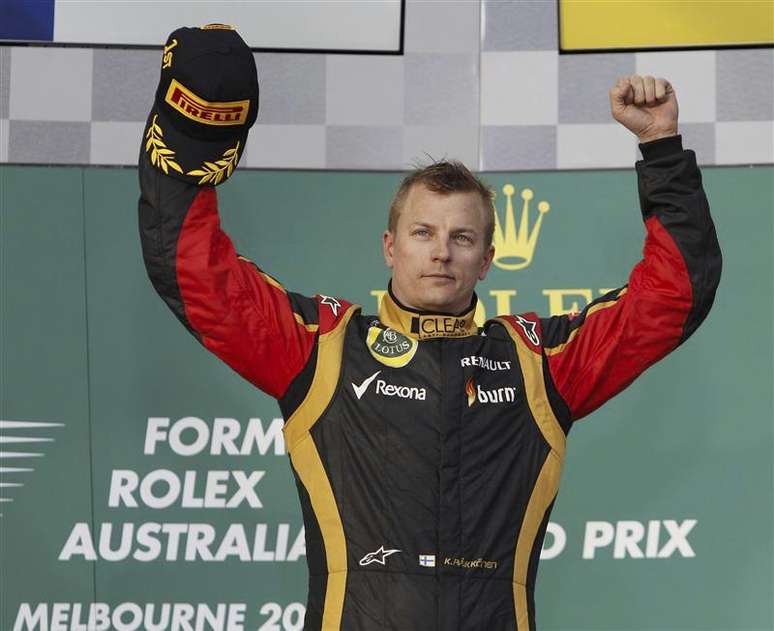 Piloto da Lotus Kimi Raikkonen, da Finlândia, comemora vitória no Grande Prêmio da Austrália de Fórmula 1 no circuito de Albert Park, em Melbourne. 17/03/2013