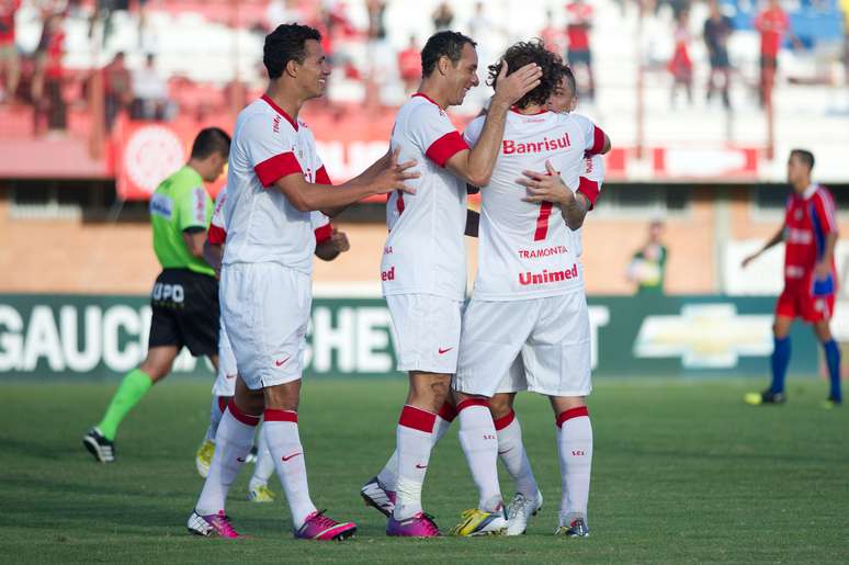 Forlán fez um dos gols da vitória colorada contra o Canoas por 3 a 1