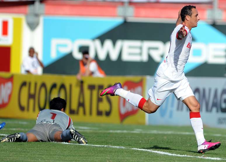 Josimar festeja gol ocorrido em confronto no Campeonato Gaúcho