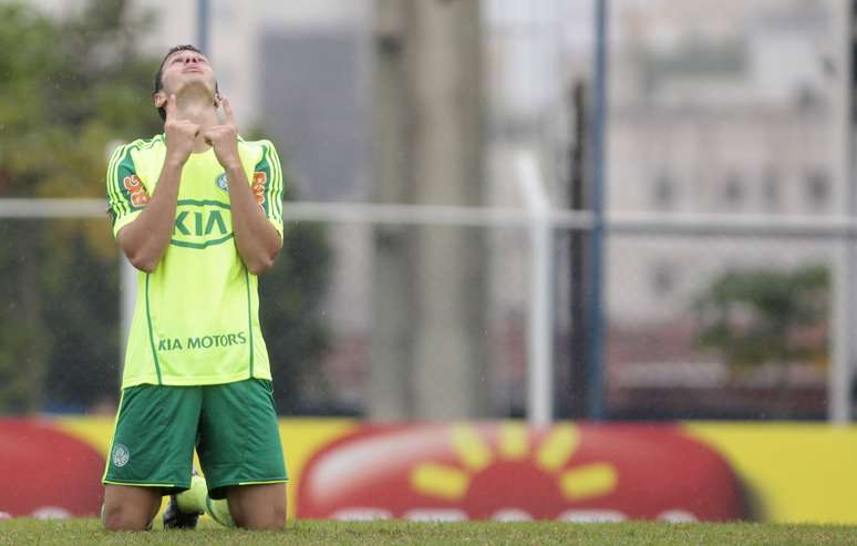 Kleber, que ainda não marcou gols pelo Palmeiras, lamenta chance desperdiçada no empate contra o São Caetano fora de casa