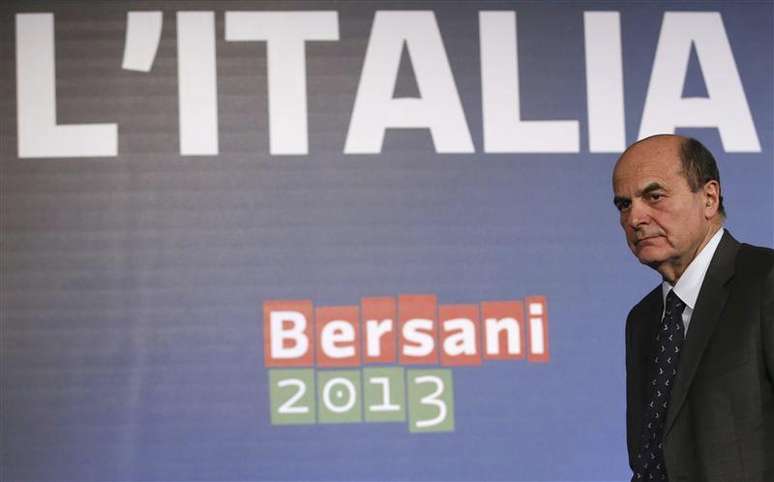 <p>L&iacute;der do Partido Democr&aacute;tico, P&iacute;er Luigi Bersani, deixa sala ap&oacute;s coletiva de imprensa, em Roma neste domingo</p>