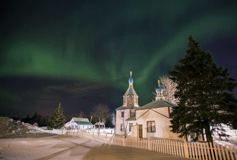 A Aurora Boreal embelezou o cenário do Alaska, ao fundo de uma igreja ortodoxa russa