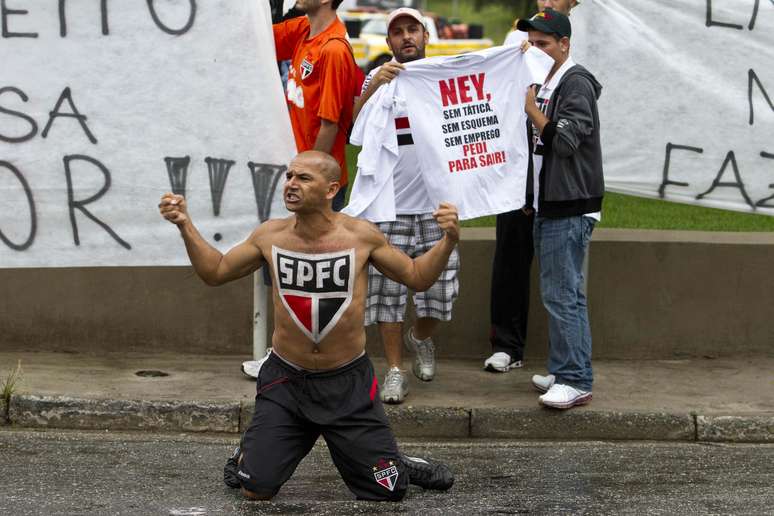 <p>Torcedor com o t&oacute;rax pintado&nbsp;compareceu ao protesto contra decis&otilde;es de Ney Franco</p>