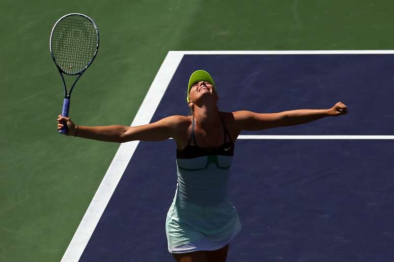 <p>Sharapova vibra após dominar Wozniacki com duplo 6/2</p>