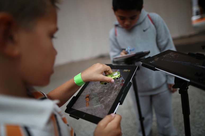 Crianças brincam com aplicativo de tablet em Londres: "temos que trazer isso para dentro das escolas"