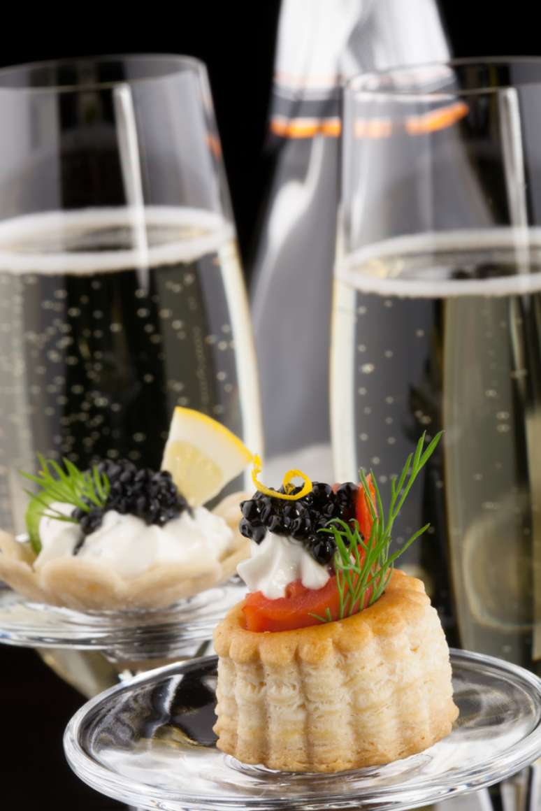 O Champagne & Caviar Bar oferece uma grande variedade de caviar, com armonizações