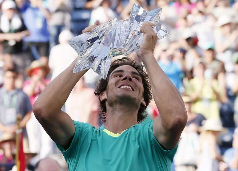 Tenista espanhol Rafael Nadal segura troféu após derrotar o argentino Juan Martin Del Potro na final do Masters de Indian Wells, Califórnia. 17 de março de 2013. Nadal conquistou no domingo seu terceiro título em quatro eventos disputados desde seu retorno ao circuito da ATP, após sete meses afastado por uma lesão de joelho. 17/03/2013