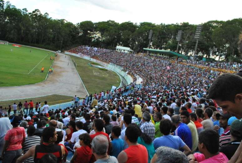 <p>P&uacute;blico lotou o est&aacute;dio Lomanto J&uacute;nior,&nbsp;em Vit&oacute;ria da Conquista</p>