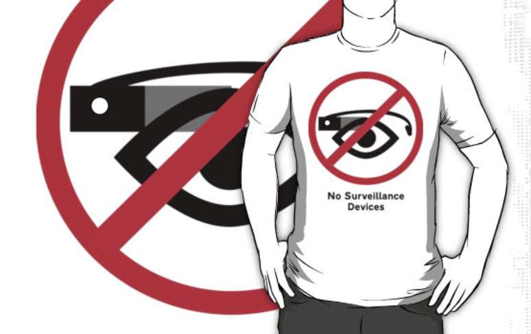 Camiseta do Stop The Cyborgs é contra o uso do Google Glass sem a possibilidade de se saber se o usuário dos óculos está ou não gravando