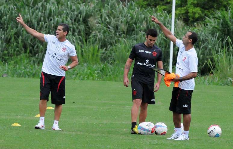 <p>Sem chances com Jorginho (foto), defensor chileno aguarda aval para atuar em time paulista</p>