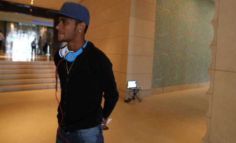 <p>Neymar se apresenta preocupado com o frio</p>