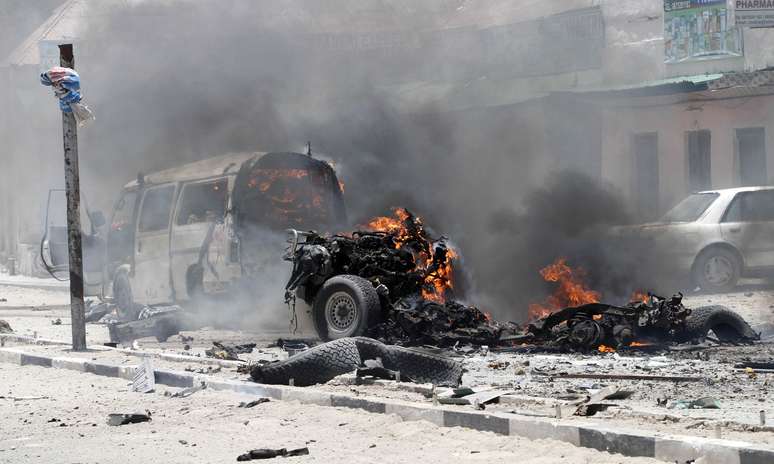 Veículos queimam após explosão próxima a palácio presidencial em Mogadíscio