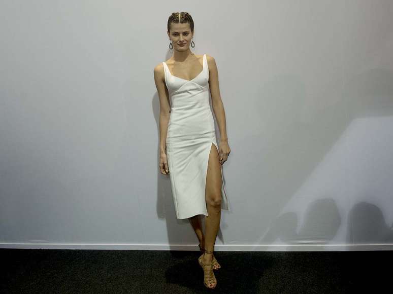 <p>Isabeli Fontana chegou ao SPFW com vestido de Tufi Duek</p>