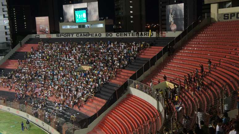 Torcedores do Náutico tiveram de esperar para sair após a torcida do Sport no último domingo