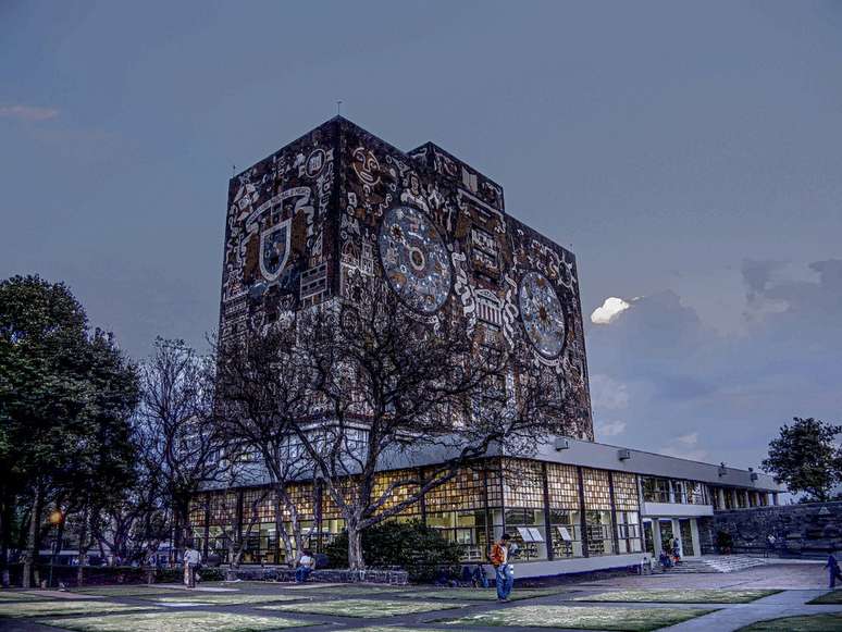 O imenso campus da Universidade Autônoma do México (Unam) tem muitos de seus prédios decorados pelos famosos artistas muralistas mexicanos, como Juan O´Gorman, que assina a arte no prédio da Biblioteca Central. Em 2007, a cidade universitária foi declarada patrimônio cultural da humanidade pela Unesco, o que se explica pela bela arquitetura e pela diversidade de atrações culturais e esportivas que oferece