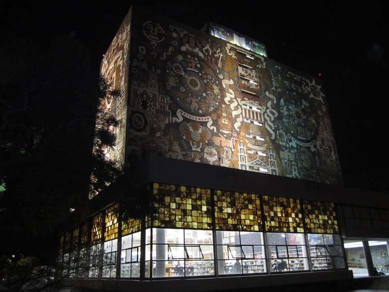 O campus da Universidade Autônoma do México, na capital do país, é um passeio para encher os olhos, pois muitos de seus prédios são decorados pelos mais famosos artistas plásticos nacionais, como Juan O´Gorman, que pintou todas as paredes da Biblioteca Central