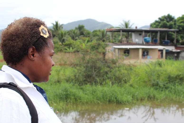 Maris&eacute;lia Ramos, na beira da rodovia Rio-Mag&eacute;, onde fica sua casa, uma das atingidas pela chuva em Duque de Caxias