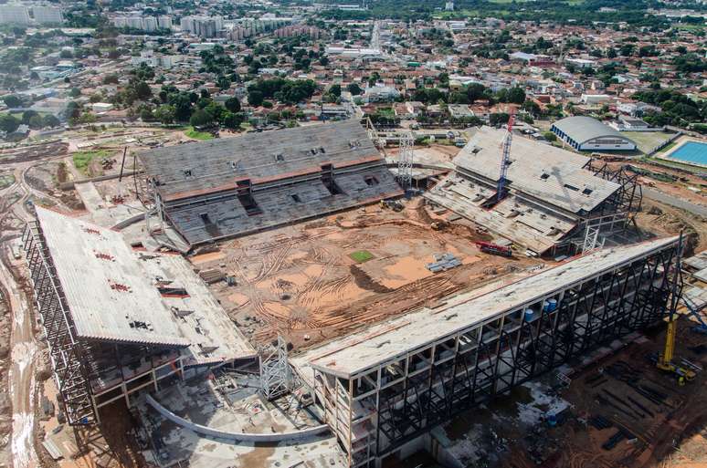 Foto tirada em fevereiro mostra que obras ainda estão longe do fim na Arena Pantanal