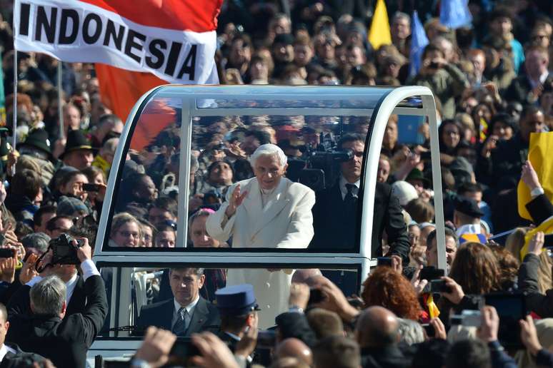 Bento XVI preferia o papam&oacute;vel com a blindagem protetora durante encontros com multid&otilde;es