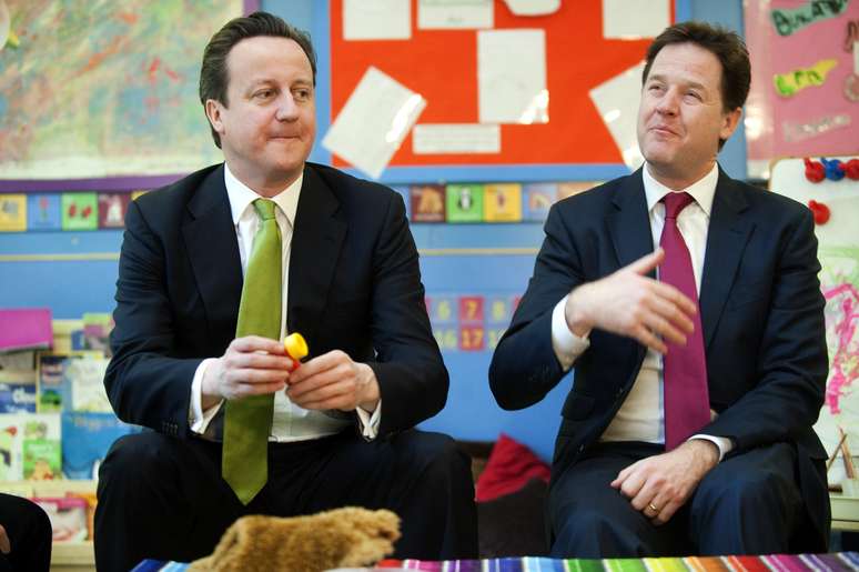 Cameron e o vice-primeiro-ministro, Nick Clegg, visitam creche em Londres nesta terça-feira
