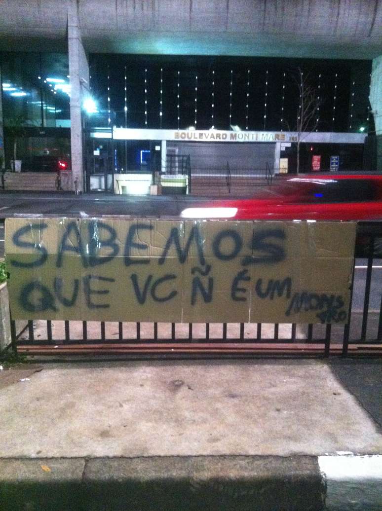 <p>Cartaz em apoio ao jovem Alex Siwek foi afixado na avenida Paulista</p>