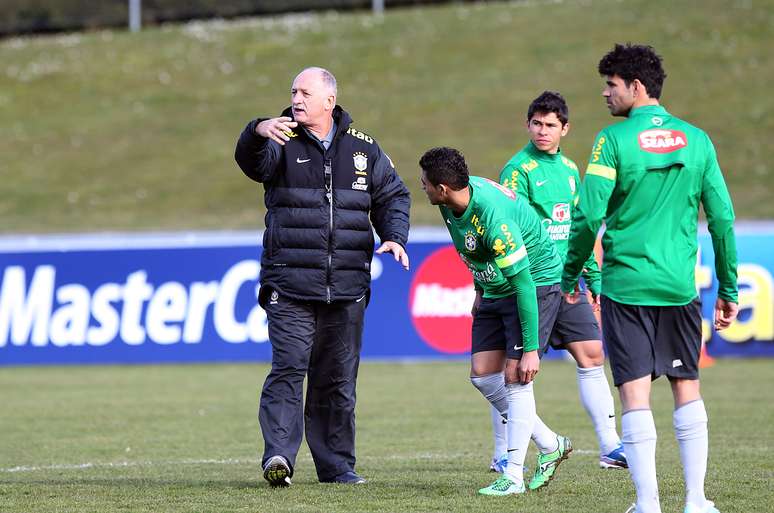 <p>Scolari manteve Marcelo e Kaká entre os reservas no 1º treino da Seleção</p>